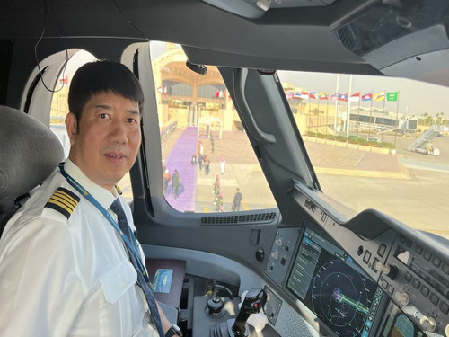 Xuất phát điểm từ môi trường quân đội, cơ trưởng Hưng luôn giữ trong mình tác phong và nhiệt huyết người lính. Xuất phát điểm từ môi trường quân đội, cơ trưởng Hưng luôn giữ trong mình tác phong và nhiệt huyết người lính.