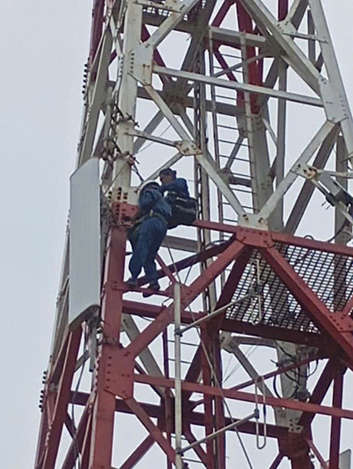 Tổ ứng cứu VNPT thực hiện công tác sửa chữa trên cột phát sóng sáng ngày 11/9, trong điều kiện thời tiết vẫn còn mưa to và gió lớn.