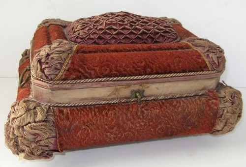 Một chiếc hộp đựng sô-cô-la của thời kỳ Victoria. (Ảnh: Printest)