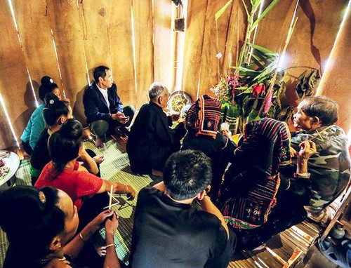 Nghi lễ cúng trong lễ Pang Phoóng (Lễ tạ ơn) của người Kháng (Ảnh: Cổng thông tin tỉnh Điện Biên)