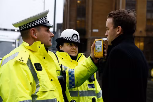 Cảnh sát kiểm tra nồng độ cồn của lái xe (Ảnh: ETSC)