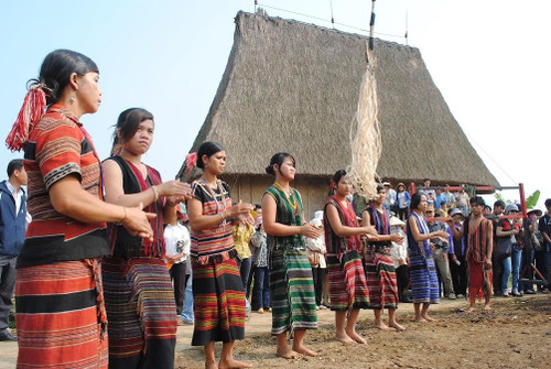 Đồng bào Brâu thực hiện nghi thức mừng nhà mới. (Ảnh: Báo Dân tộc)