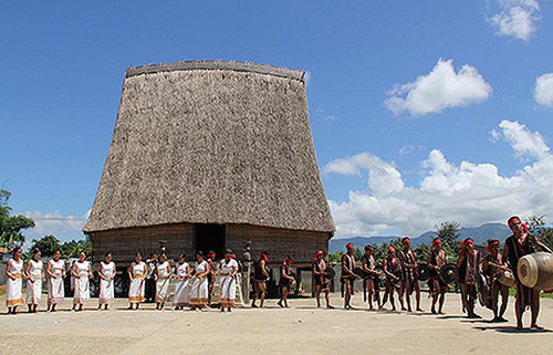 Đồng bào Rơ Măm ở làng Le (xã Mô Rai, huyện Sa Thầy) đánh cồng chiêng, múa xoang trong Lễ mừng lúa mới. (Ảnh: Báo Kon Tum)