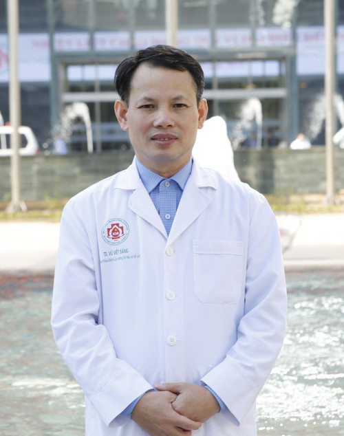 Đại tá Vũ Viết Sáng, Chủ nhiệm Khoa Bệnh lây đường hô hấp và hồi sức, Phó Viện trưởng Viện Lâm sàng các Bệnh truyền nhiễm.