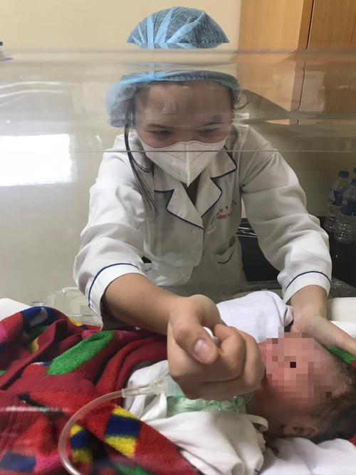 Em bé được chăm sóc cẩn thận hằng ngày.