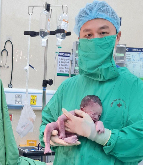 Bé trai chào đời nặng 2.000g.