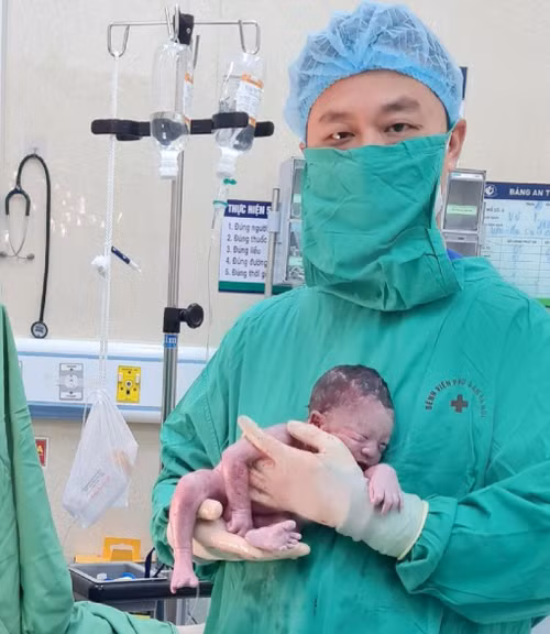 Bé trai chào đời nặng 2.000g.