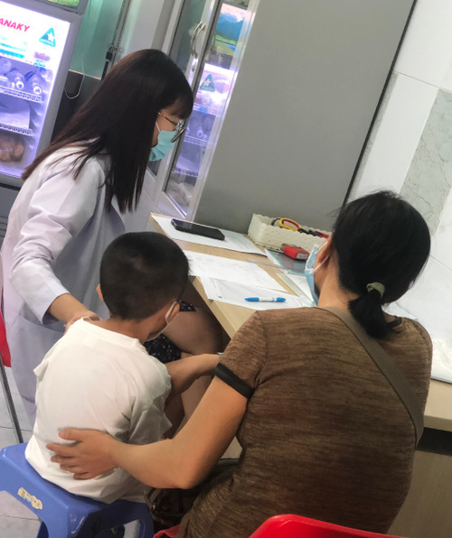 Bác sĩ khám cho trẻ chậm tăng trưởng chiều cao.