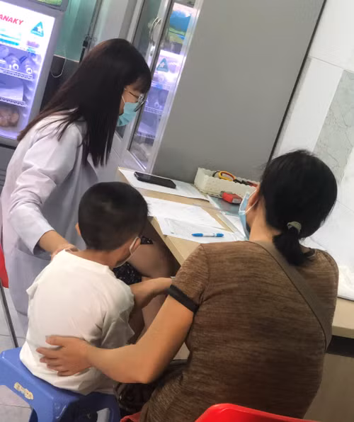 Bác sĩ khám cho trẻ chậm tăng trưởng chiều cao. Bác sĩ khám cho trẻ chậm tăng trưởng chiều cao.