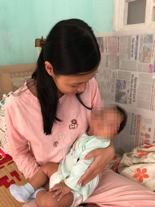 Vợ chồng Đại úy Lê Thanh Khương và chị Đoàn Thị Thúy đã chào đón em bé đầu lòng kháu khỉnh. Vợ chồng Đại úy Lê Thanh Khương và chị Đoàn Thị Thúy đã chào đón em bé đầu lòng kháu khỉnh.