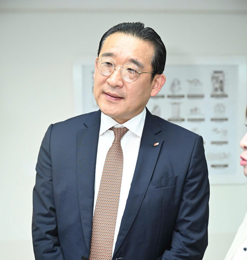 Ông Suh Jae Myung, Phó Chủ tịch KORCHAM chia sẻ thông tin tại buổi lễ. Ông Suh Jae Myung, Phó Chủ tịch KORCHAM chia sẻ thông tin tại buổi lễ.