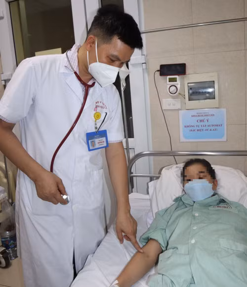 Bác sĩ kiểm tra chấm xuất huyết dưới da ở bệnh nhân sốt xuất huyết.