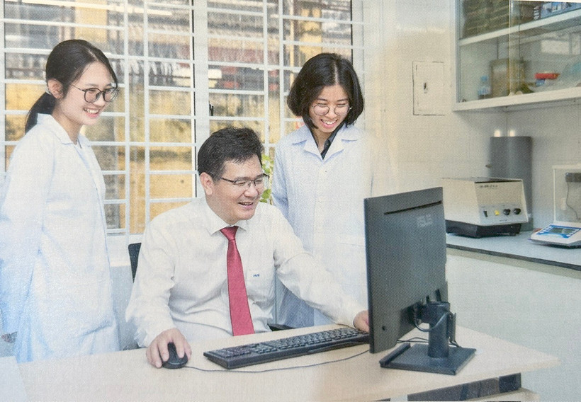 Cán bộ Khoa Môi trường nghiên cứu tại phòng thí nghiệm trọng điểm Công nghệ môi trường xanh và tái chế chất thải GreenLab.