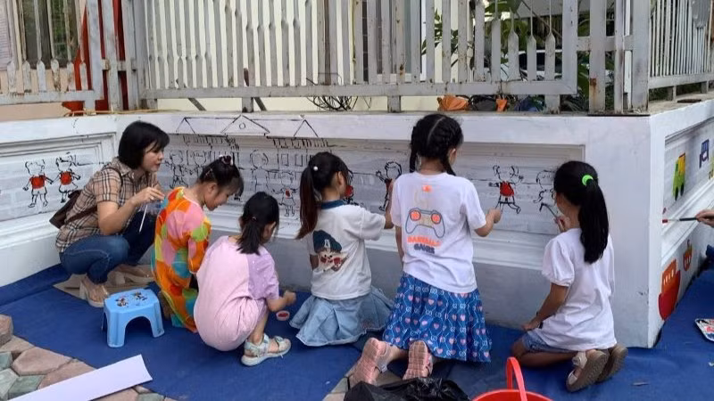 Học sinh vẽ tranh tường làm đẹp khu vực trường học. (Ảnh minh họa: TUỆ KHANH)