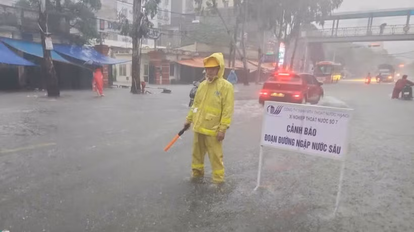 Các đợt mưa đã gây ngập nhiều nơi, cả những khu vực có các trường đại học, cao đẳng (Ảnh: Triển khai ứng trực thoát nước trên tuyến phố Lê Trọng Tấn ngày 7/10 )