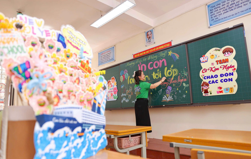 Không gian lớp học được trang trí vui tươi, thân thiện, sẵn sàng chào đón học sinh