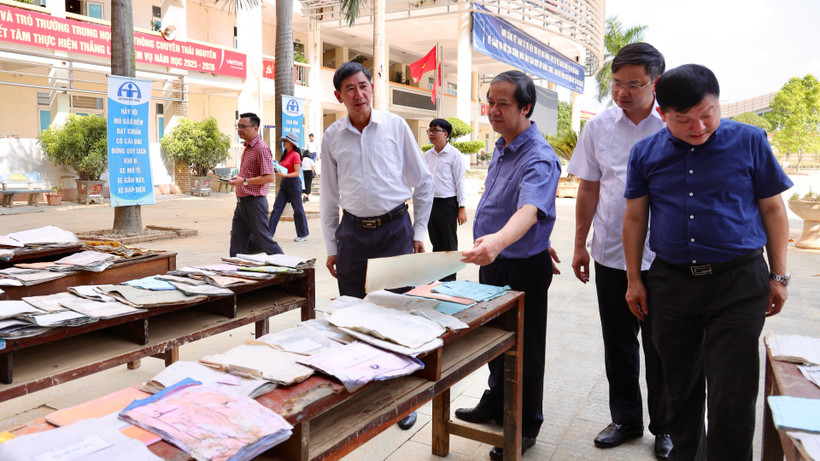 Nhiều sách vở, tài liệu bị hư hỏng do mưa lũ, úng ngập. Trong ảnh: Bộ trưởng Giáo dục và Đào tạo Nguyễn Kim Sơn tới thăm Trường trung học phổ thông chuyên Thái Nguyên