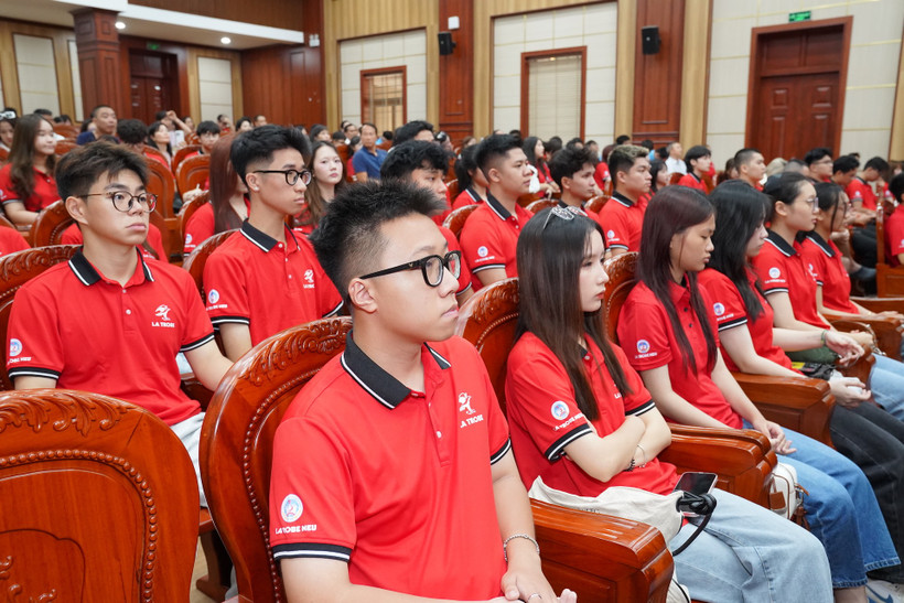 Sinh viên khóa 4 ngành Tài chính và Quản lý chương trình chương trình La Trobe -NEU tại Lễ khai giảng.
