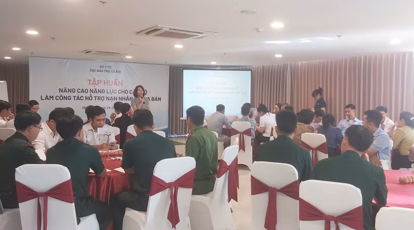 Tập huấn nâng cao năng lực cho cán bộ làm công tác hỗ trợ nạn nhân mua bán người do Cục Bảo trợ xã hội, Bộ Y tế tổ chức.