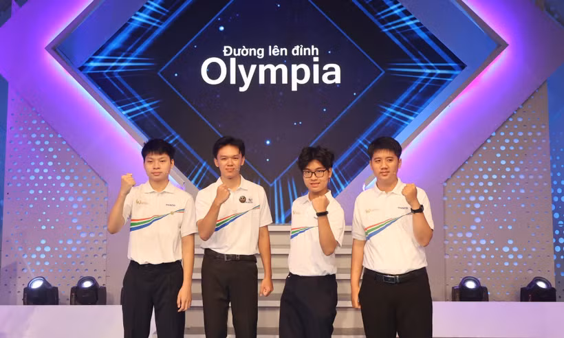 Bốn "nhà leo núi" tràn đầy hứng khởi và sự tự tin khi bước vào trận chung kết (Ảnh: Chương trình Đường lên đỉnh Olympia)