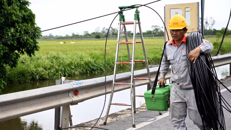 Nhân viên Viettel khẩn trương triển khai phương án phòng, chống bão số 10. (Ảnh: Đức Thọ)