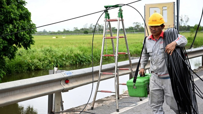 Nhân viên Viettel khẩn trương triển khai phương án phòng, chống bão số 10. (Ảnh: Đức Thọ)