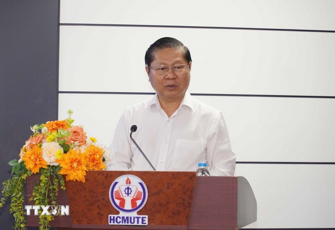 Thứ trưởng Bộ Giáo dục và Đào tạo Lê Tấn Dũng phát biểu tại hội thảo. (Ảnh:TTXVN)