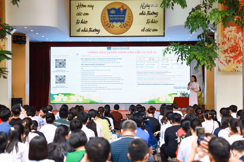 Hoạt động giới thiệu chương trình học tập, chuẩn bị cho năm học mới ttại trường trung học phổ thông (Ảnh: Đại Thắng)