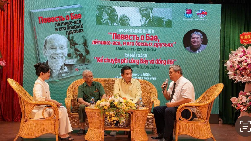 Nhà văn Nguyễn Quang Chánh (ngoài cùng bên phải ảnh) giao lưu cùng các khách mời tại lễ ra mắt cuốn sách "Kể chuyện phi công Bảy và đồng đội”.