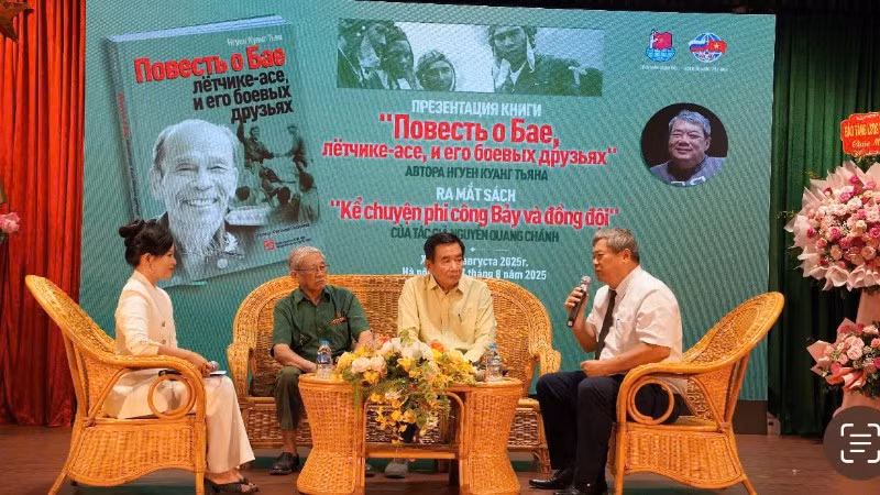 Nhà văn Nguyễn Quang Chánh (ngoài cùng bên phải ảnh) giao lưu cùng các khách mời tại lễ ra mắt cuốn sách "Kể chuyện phi công Bảy và đồng đội”.