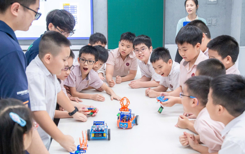 Học sinh Trường tiểu học và THCS MAY hào hứng trong giờ học STEM