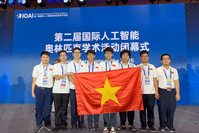 Đội tuyển IOAI Việt Nam 2025 (trái sang phải ảnh): Nguyễn Khắc Trung Kiên, Hoàng Công Bảo Long, Nguyễn Nhật Minh, Nguyễn Phú Nhân, Bùi Đàm Quân, Bùi Quang Nguyên, Nguyễn viết Trung Nhân, Nguyễn Hữu Tuấn.