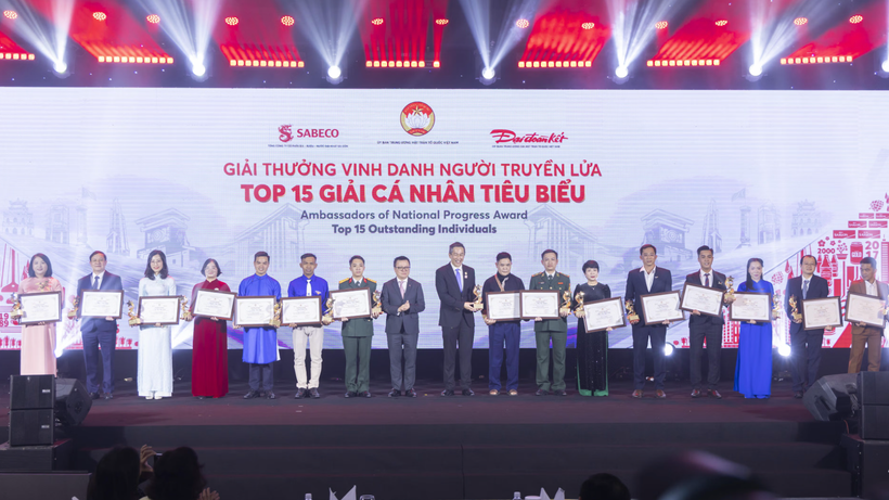 Trao giải "Vinh danh người truyền lửa" cho 15 cá nhân xuất sắc.