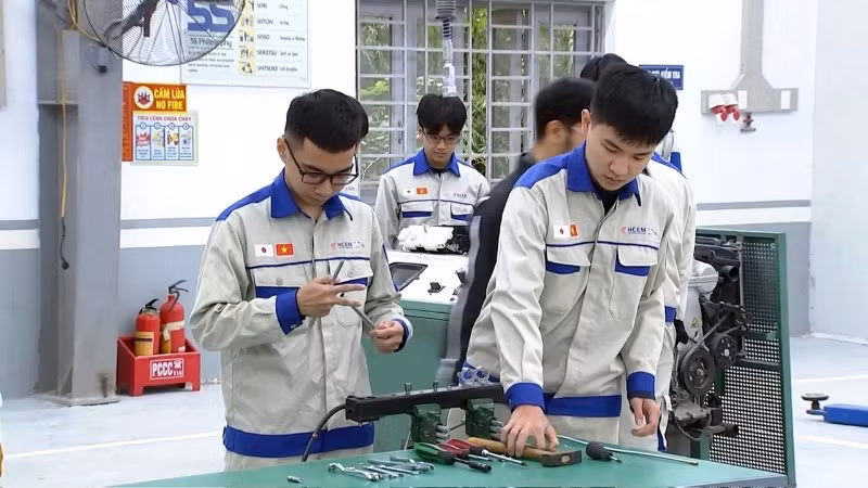 Học viên trong giờ thực hành nghề công nghệ ô-tô (Ảnh: THU TRANG)