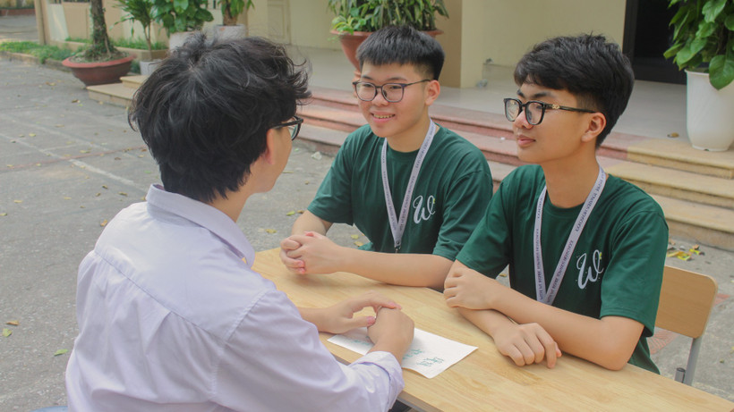 Học sinh chia sẻ thông tin, kinh nghiệm thi vào lớp 10 (Ảnh minh họa: CTV)