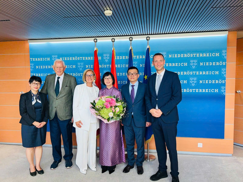 Đại sứ Việt Nam tại Cộng hòa Áo Vũ Lê Thái Hoàng chào xã giao và làm việc với Thủ hiến bang Hạ Áo Johanna Mikl-Leitner.