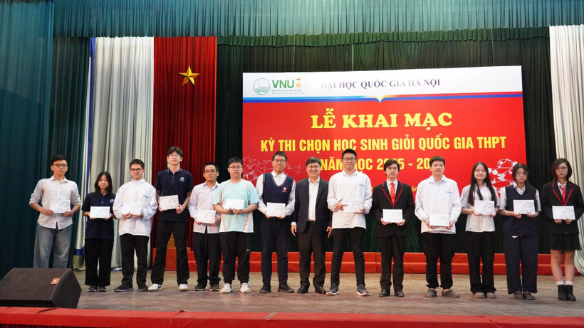 Phó Giáo sư, Tiến sĩ Nguyễn Anh Tuấn, Trưởng ban Đào tạo và Công tác sinh viên, Đại học Quốc gia Hà Nội trao quà động viên cho đại diện 13 đội tuyển tham dự kỳ thi chọn học sinh giỏi quốc gia năm học 2025-2026 tại Hội đồng coi thi Đại học Quốc gia Hà Nội (Ảnh: HUS)