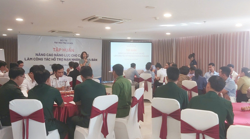 Tập huấn nâng cao năng lực cho cán bộ làm công tác hỗ trợ nạn nhân mua bán người do Cục Bảo trợ xã hội, Bộ Y tế tổ chức.