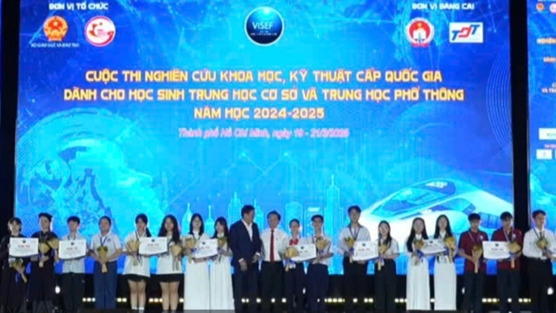 Các học sinh nhận giải tại Cuộc thi nghiên cứu khoa học, kỹ thuật cấp quốc gia học sinh trung học cơ sở và trung học phổ thông năm học 2024-2025. (Ảnh: CAO TÂN)