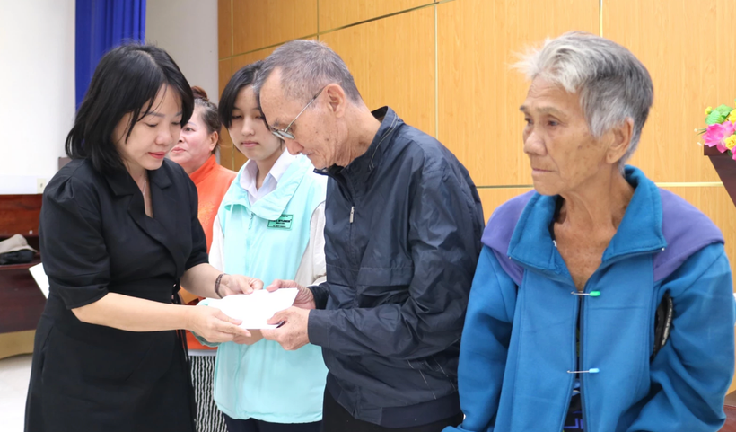 Giám đốc Báo và Phát thanh, Truyền hình Khánh Hòa Thái Thị Lệ Hằng trao các suất quà cho người dân phường Nam Nha Trang.