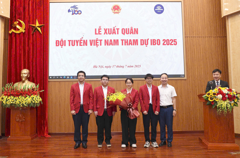 Bốn học sinh Đội tuyển quốc gia Việt Nam dự thi Olympic Sinh học quốc tế (IBO) năm 2025 cùng Phó Cục trưởng Cục Quản lý chất lượng, Bộ Giáo dục và Đào tạo tại buổi lễ xuất quân (Ảnh: Trường đại học Sư phạm Hà Nội)