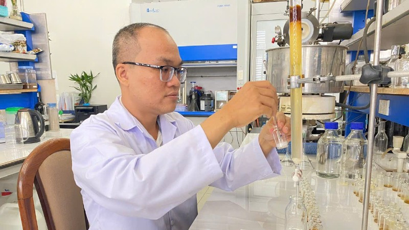 Cán bộ Viện Công nghệ tiên tiến (Viện Hàn lâm Khoa học và Công nghệ Việt Nam) kiểm tra các hoạt chất chiết xuất từ cây trâm bầu ba lá. (Ảnh: Hiếu Phát)