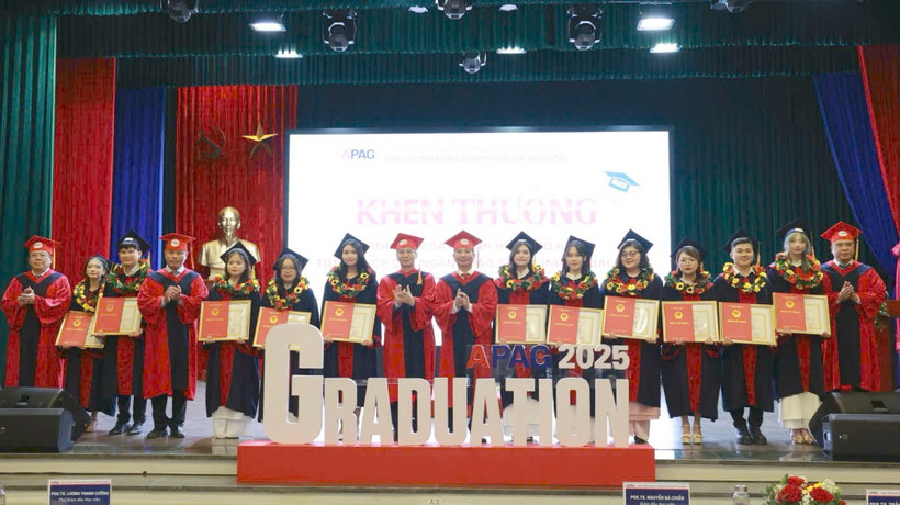 Sinh viên khóa 2021-2025 Học viện Hành chính và Quản trị công trong Lễ bế giảng và trao bằng tốt nghiệp. 