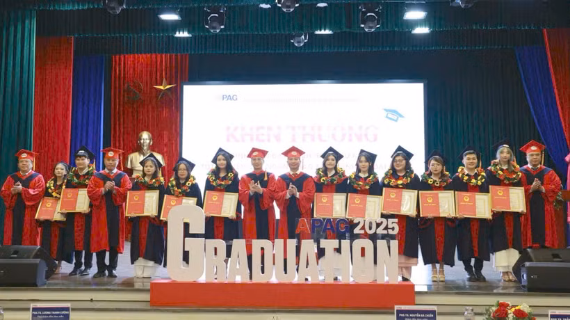 Sinh viên khóa 2021-2025 Học viện Hành chính và Quản trị công trong Lễ bế giảng và trao bằng tốt nghiệp.