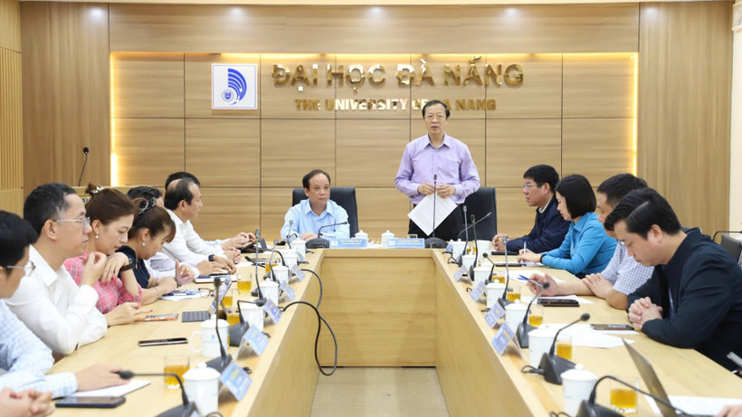 Thứ trưởng Thường trực Bộ Giáo dục và Đào tạo Phạm Ngọc Thưởng tới làm việc, thăm hỏi, và động viên cán bộ, giảng viên, sinh viên Đại học Đà Nẵng.