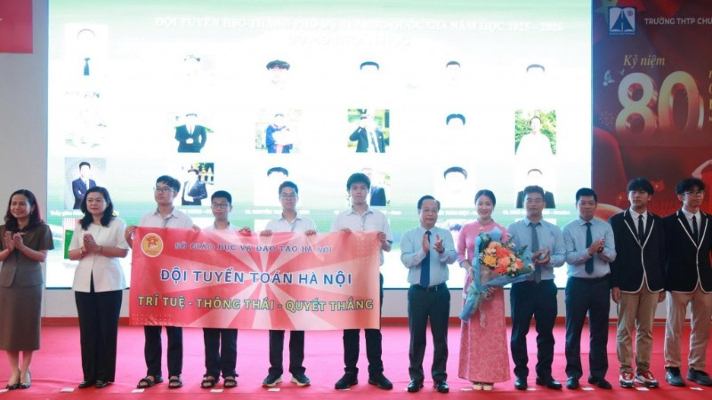 Đội tuyển Toán và các lãnh đạo Sở Giáo dục và Đào tạo Hà Nội (Ảnh: Sở Giáo dục và Đào tạo Hà Nội)