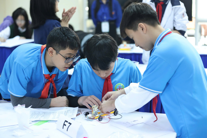 Với STEM, học sinh được khuyến khích đặt câu hỏi, khám phá thế giới bằng tinh thần khoa học, và tìm ra những lời giải mới mẻ, nhân văn cho những thách thức của cuộc sống