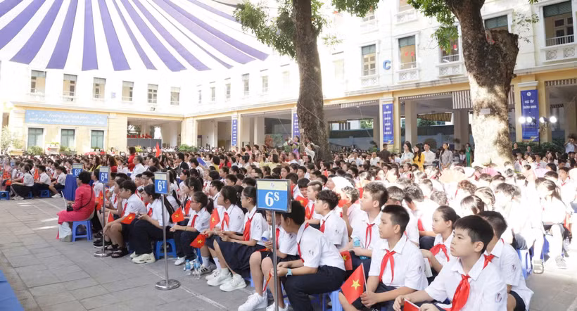 Học sinh Trường trung học cơ sở Trưng Vương đón năm học mới. (Ảnh: NGUYÊN ANH)