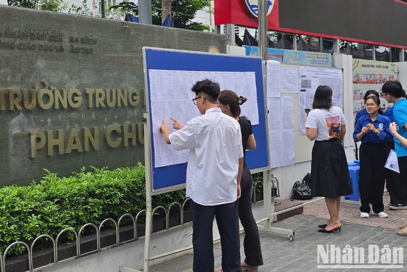 Sáng 6/6, nhiều thí sinh có mặt sớm tại các điểm thi. Trong ảnh: Thí sinh xem số báo danh, sơ đồ phòng thi tại điểm thi Trường THCS Phan Chu Trinh, Ba Đình, Hà Nội (Ảnh: TRUNG HIẾU)