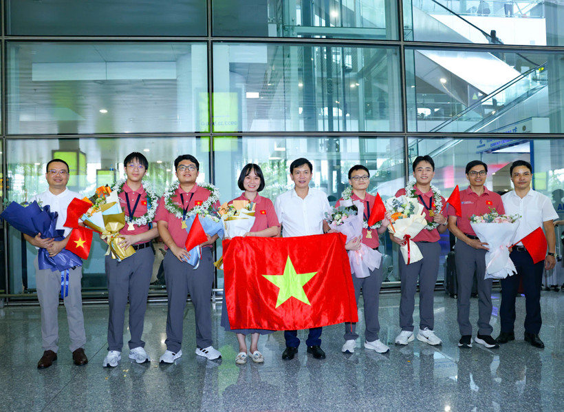 Đội tuyển học sinh Việt Nam tham dự Olympic Hóa học quốc tế lần thứ 57 đã về tới Sân bay quốc tế Nội Bài chiều 15/7.
